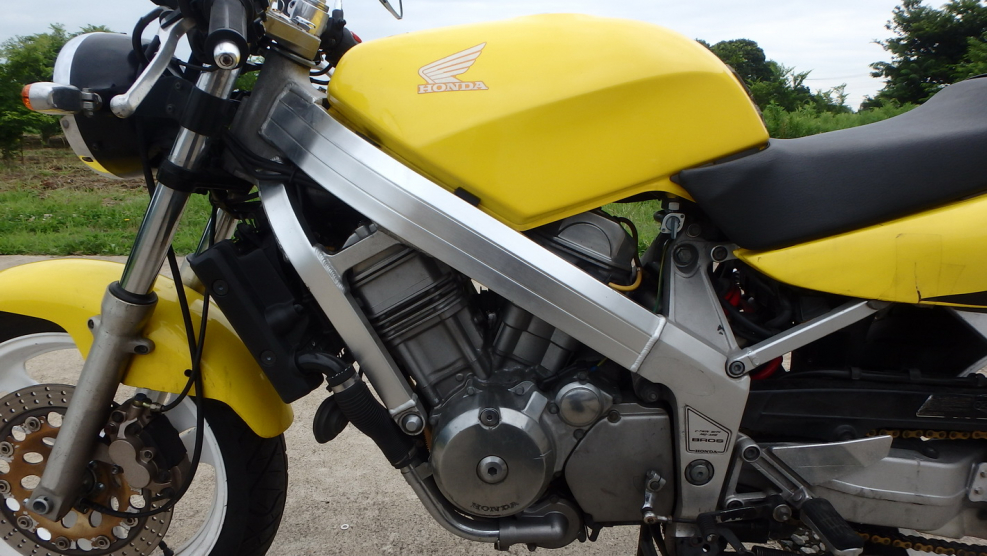 Надпись Honda Bros 650