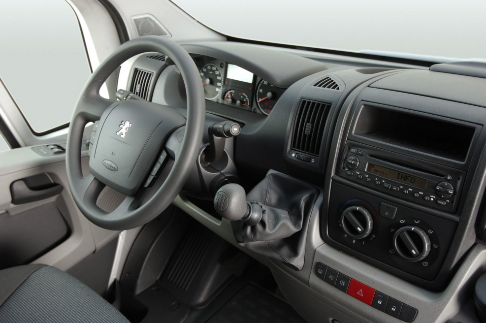 Peugeot Boxer 2010 салон