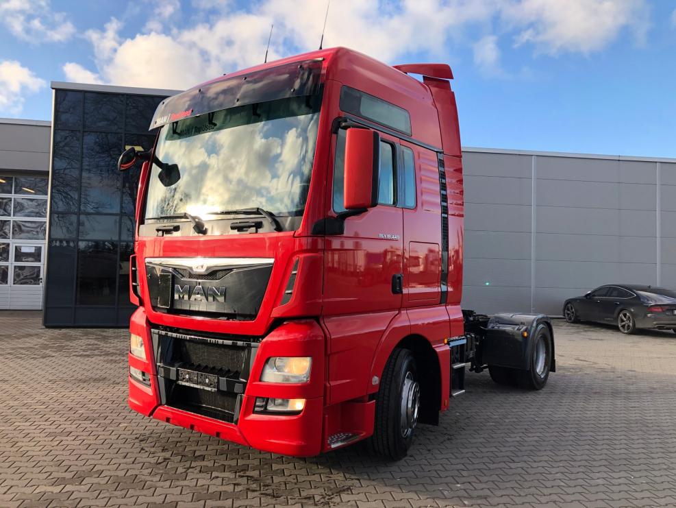 TGX 18.440 красный