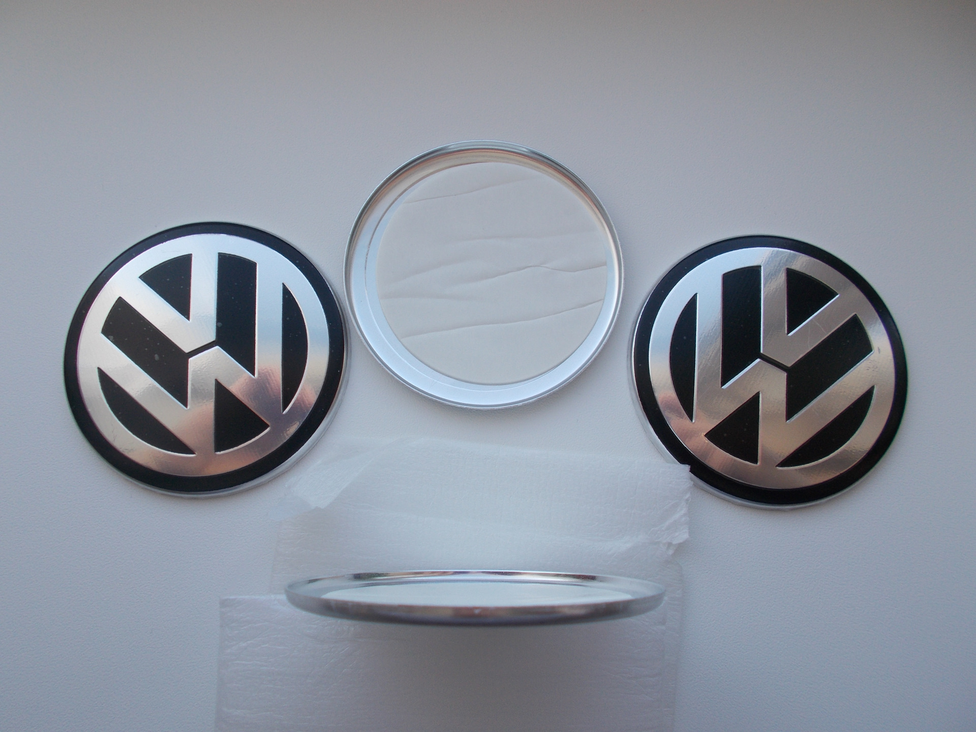 Логотип колпачка на диск. Колпачок диска на ступицу Volkswagen Polo. Volkswagen Polo колпачки ступицы колеса. Колпачки в ступицу колеса VW t5. Центральная заглушка для литых дисков Фольксваген поло седан 2015.