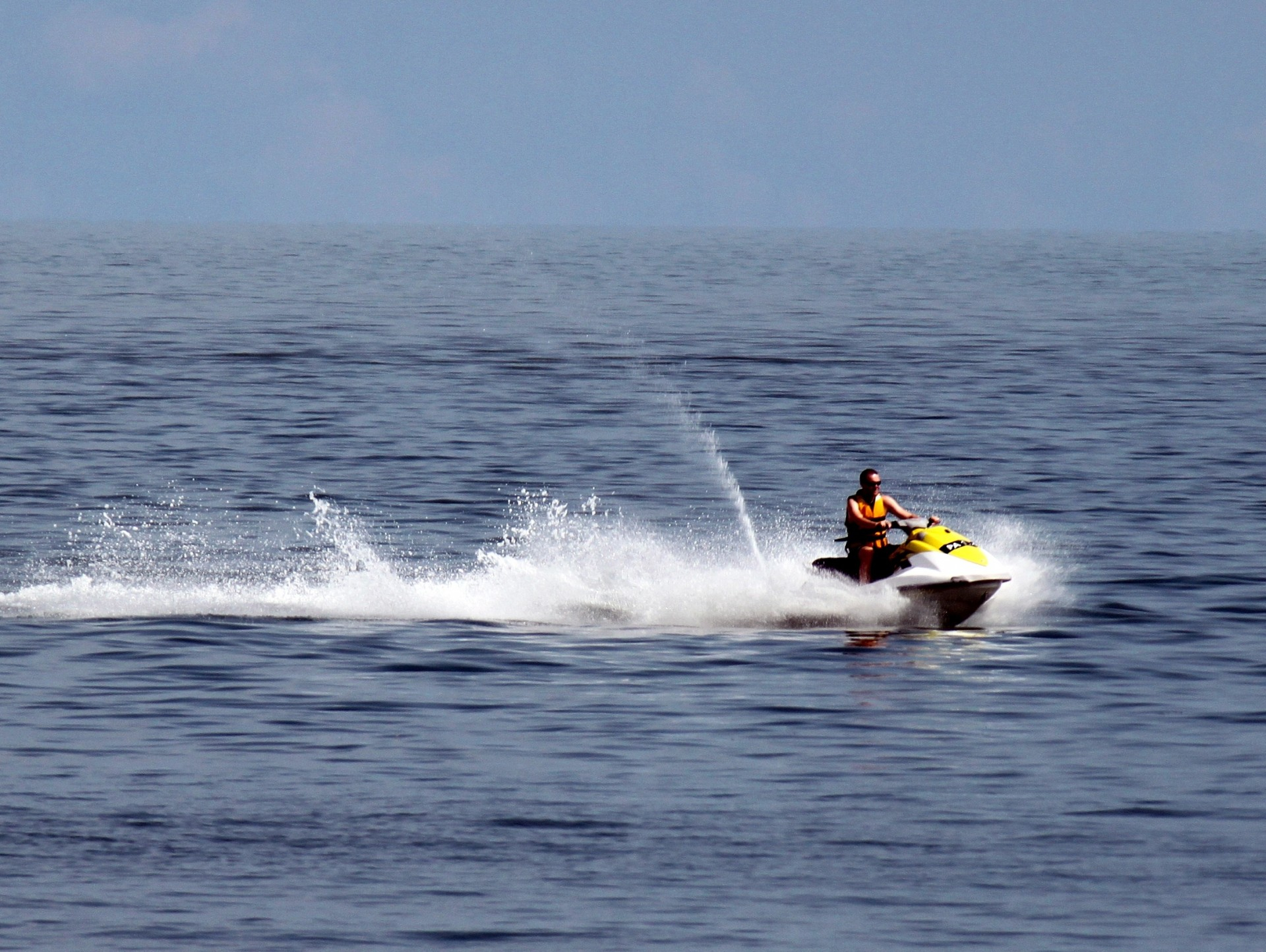 Водный мотоцикл на море