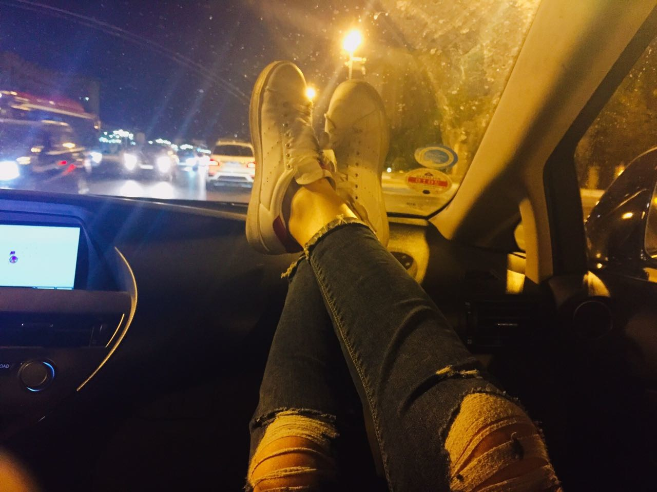Девушка с парнем в машине без лица ночью