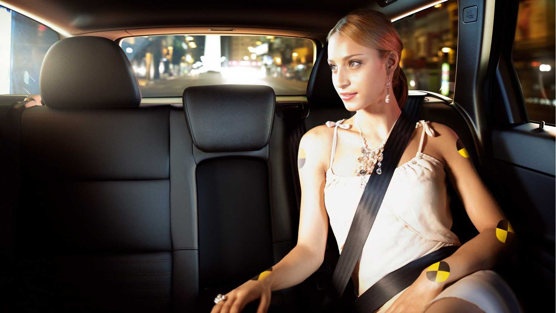 Женщина держит письмо на заднем сиденье автомобиля Фото