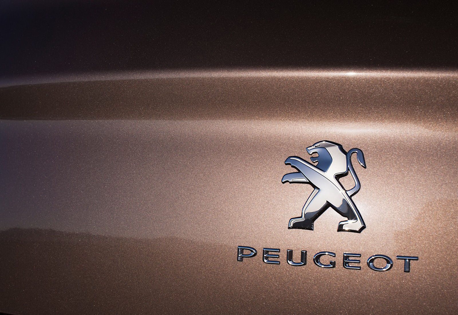 Значок пежо. Peugeot знак. Peugeot логотип машины. Фирма Пежо. Новый лейбл Пежо.