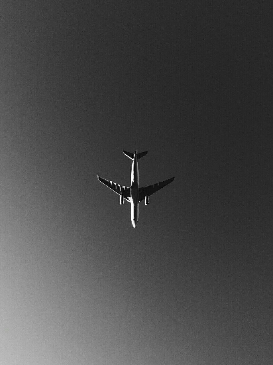 Самолет на черном фоне