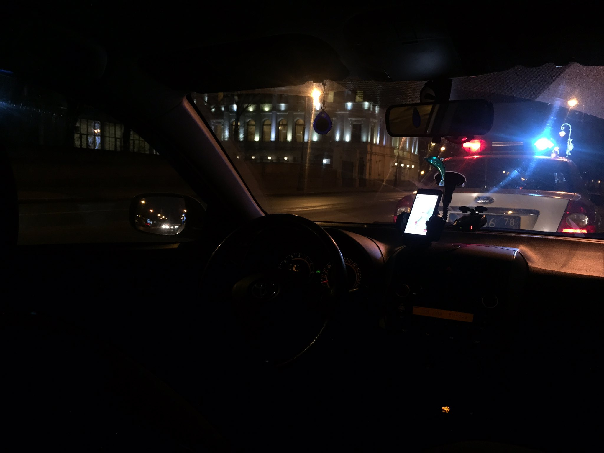 В полицейской машине фото ночью внутри