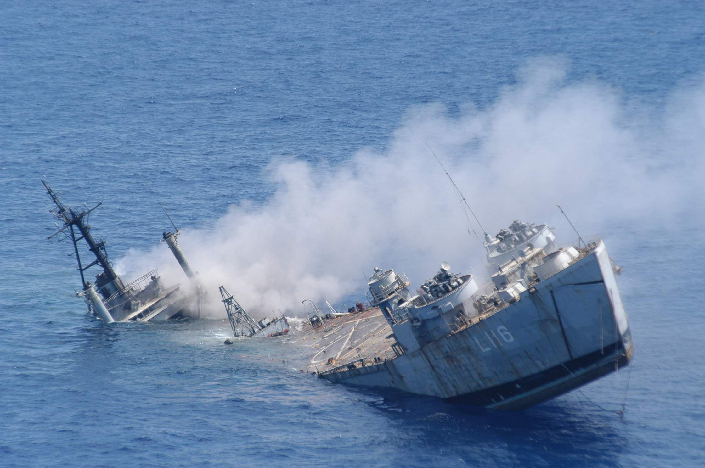 Сколько кораблей потопили украинцы за время. Тонущий корабль. Тонущий военный корабль. Затонувшие корабли. Затонувшие военные корабли.