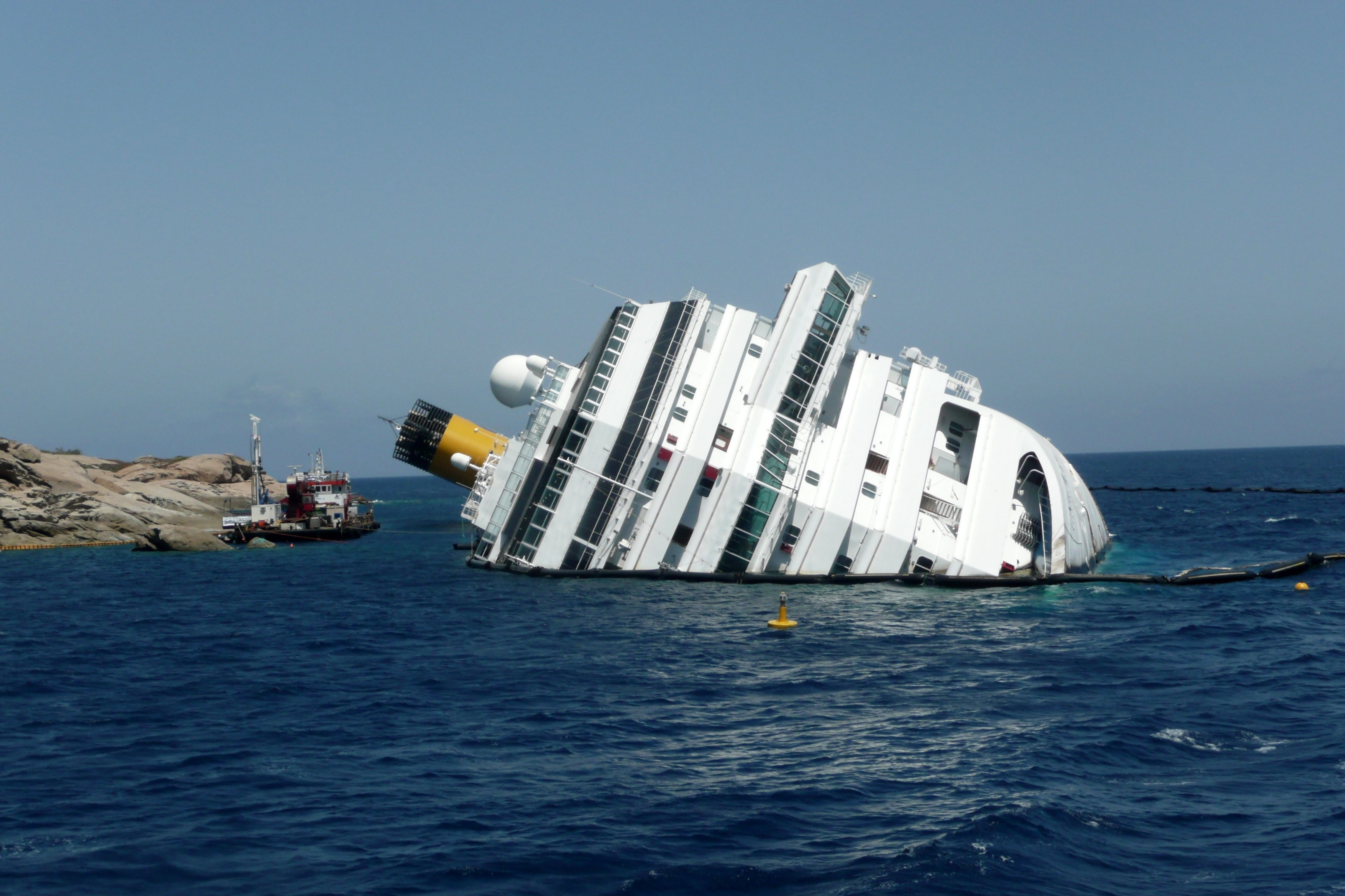 Корабль тонет. Конкордия Уругвай. Тонущий корабль. Морские катастрофы. Крушение корабля.