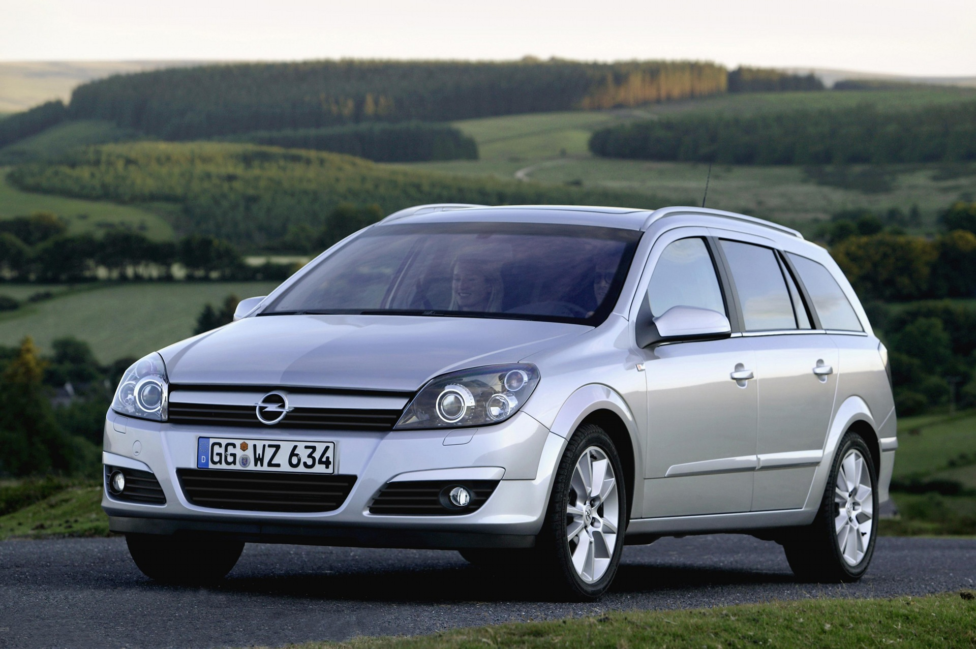 Опель универсал характеристика. Opel Astra 2004 универсал. Opel Astra 2004. Opel Astra Caravan. Opel Astra Station Wagon.