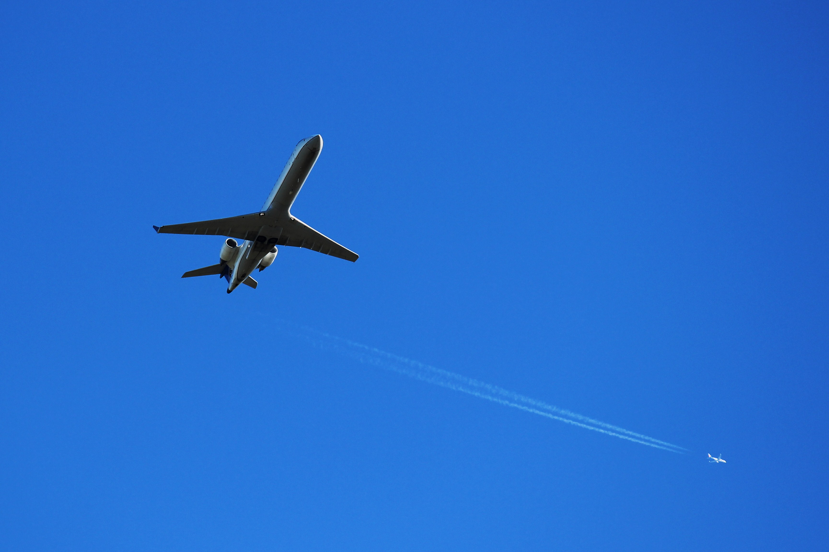 Самолет снизу. Самолет в небе. Самолет вид снизу. Военный самолет вид снизу. Самолет снизу в небе.