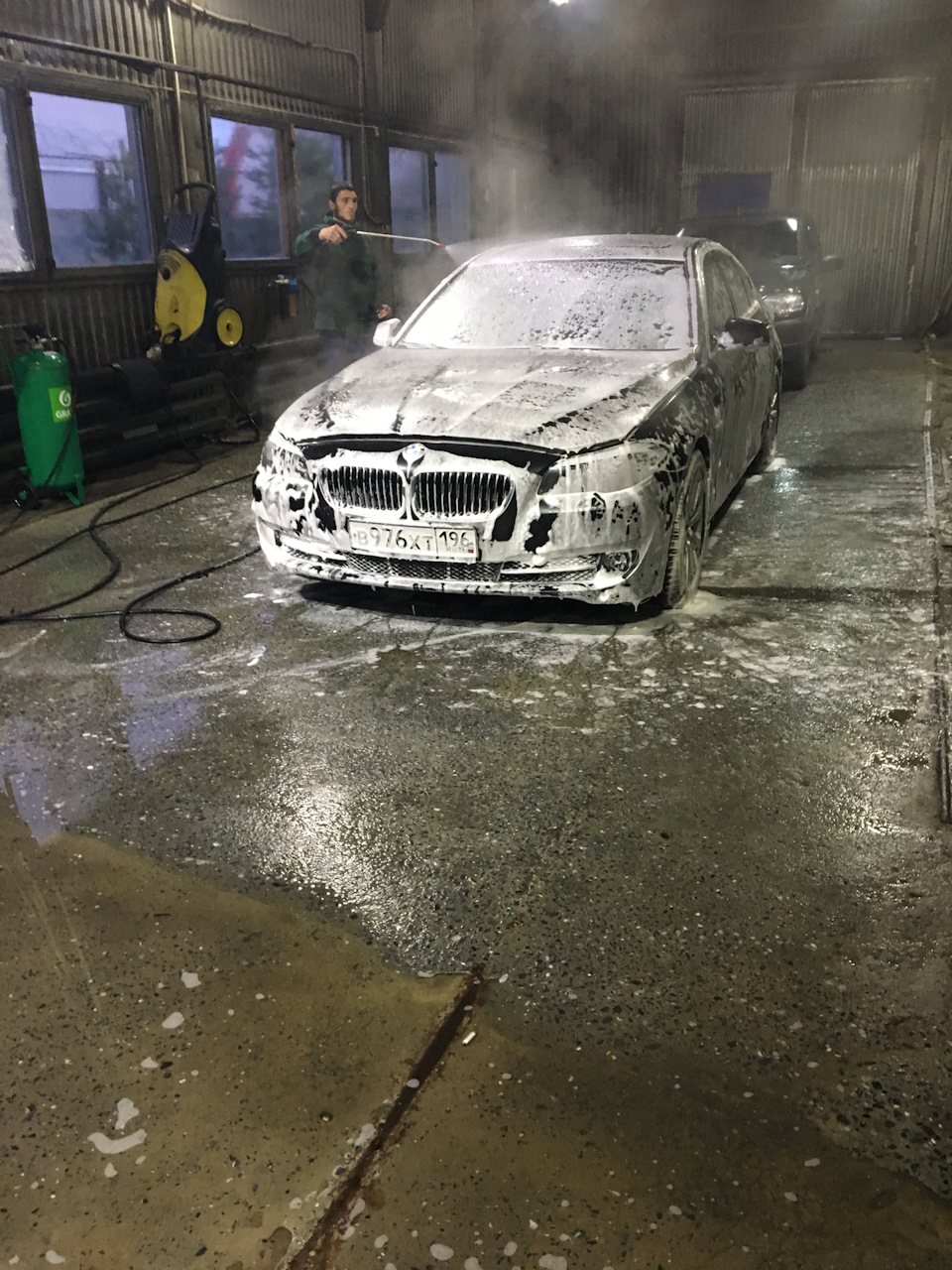 БМВ на автомойке