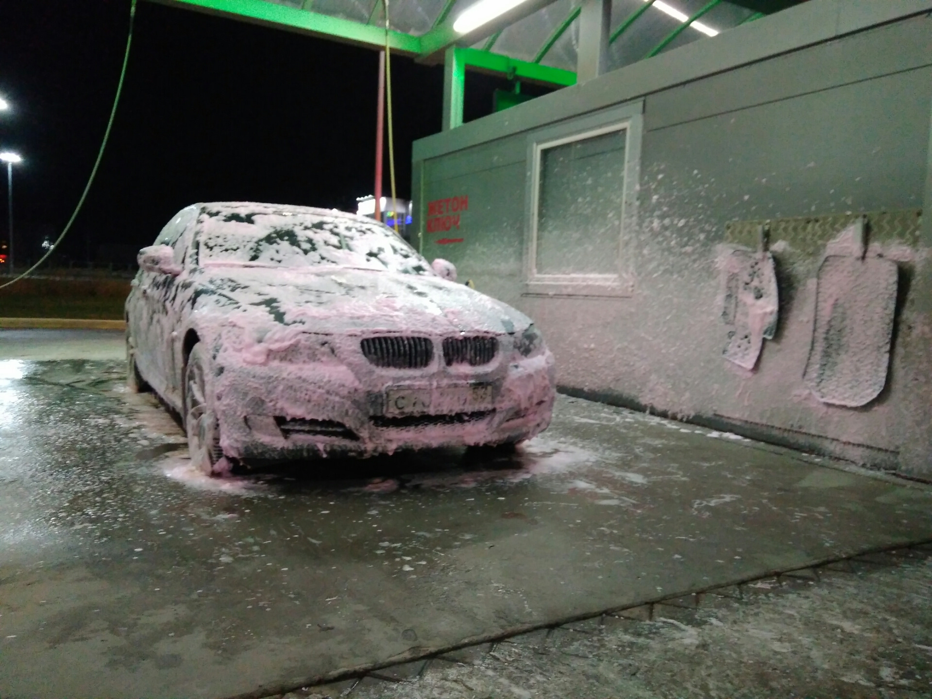 Можно мыть машину в морозы. Мойка машины. Зимняя мойка автомобиля. Мойка автомобиля зимой. Грязный автомобиль.