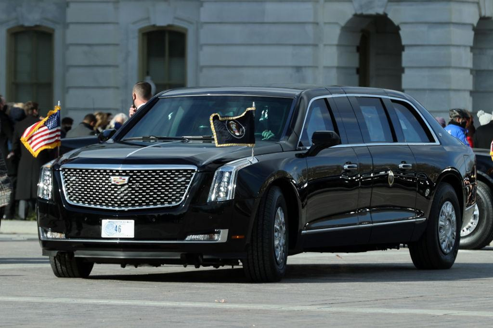 Президентский автомобиль. Лимузин Кадиллак Байдена. Лимузин Джо Байдена. Cadillac президента США 2022. Машина президента США Байдена.