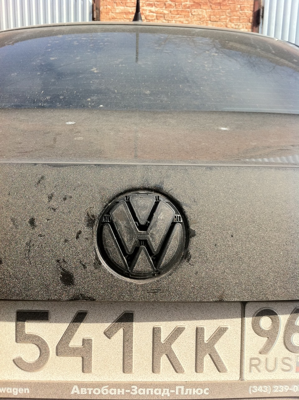 Черный значок VW Polo