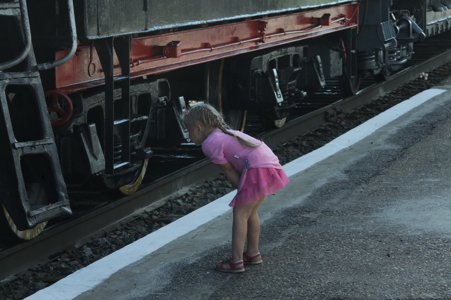 Задира школы не дает мне покоя. Девочки в поезде. Поезда для детей. Железная дорога для детей. Девочка на рельсах.