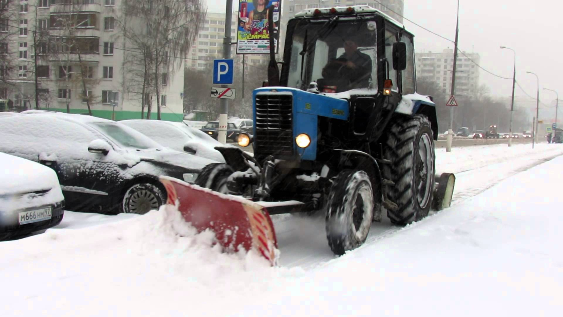 Трактора чистят дороги. Трактор МТЗ 82 убирает снег. Трактор МТЗ 82 С ковшом убирает снег. МТЗ 82 С отвалом и щеткой. МТЗ 82.1 С отвалом и щеткой.