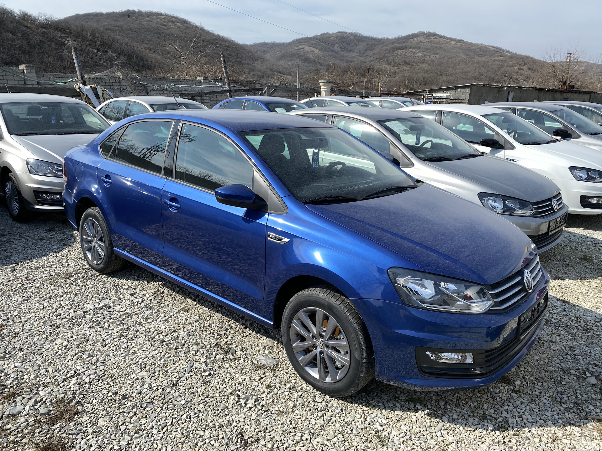 Volkswagen синий. Фольксваген поло 2013 темно синий. Синий VW Polo sedan. Volkswagen Polo sedan темно синий. Темно синий Фольксваген поло седан.