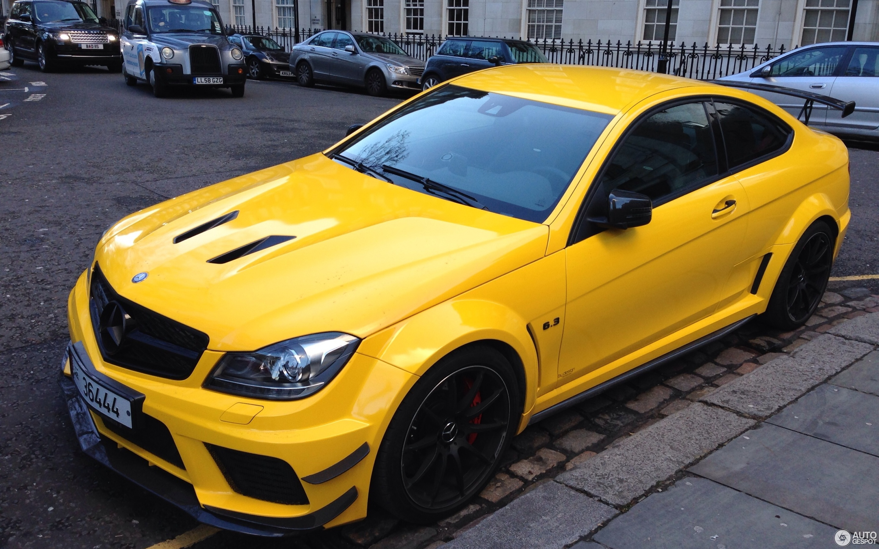 Mercedes Coupe AMG 63 Yellow