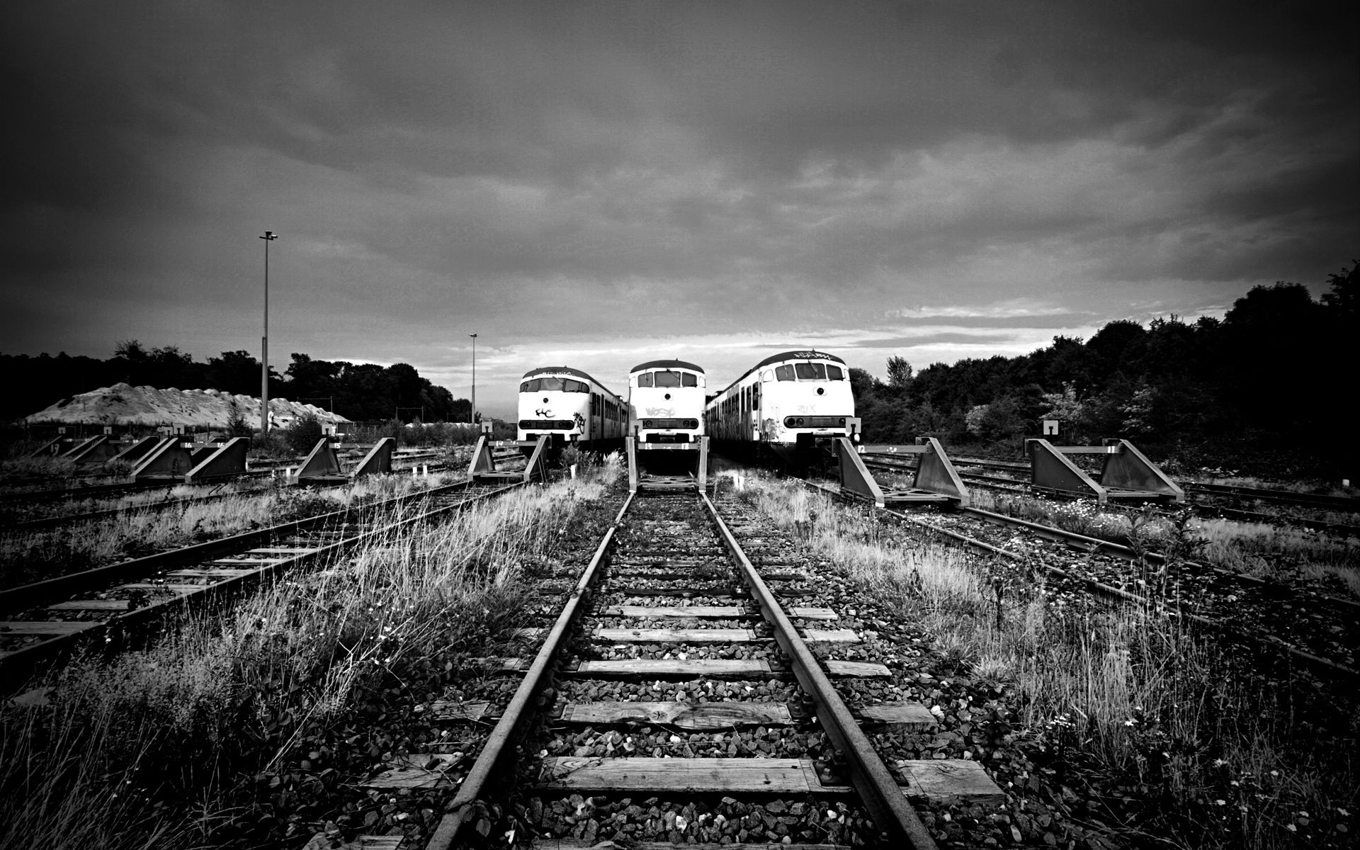Бел жд поезд. Железная дорога черно белая. Рельсы. Заставка железная дорога. Чб картинки.
