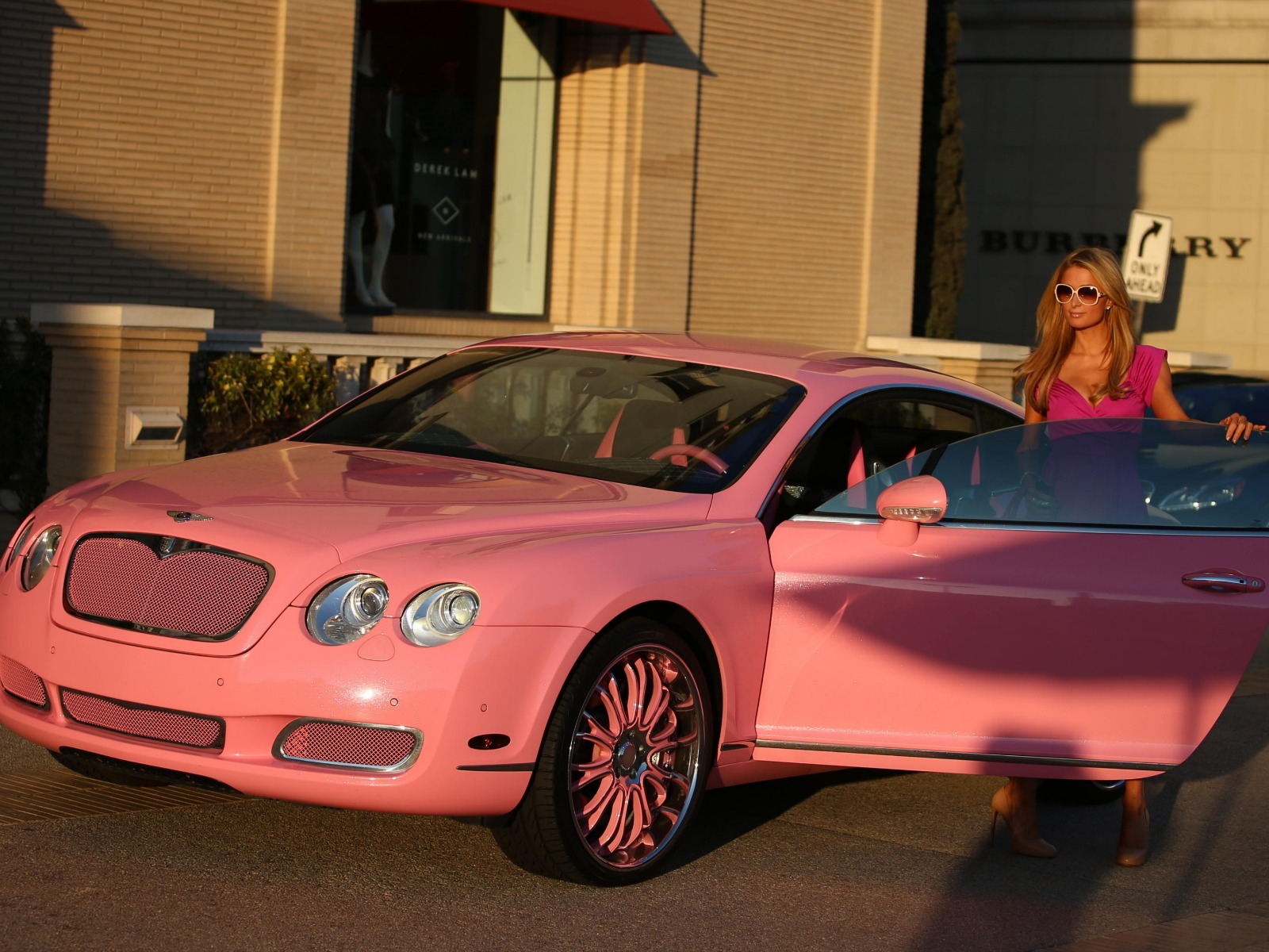 Bentley girl. Бентли Континенталь розовый.