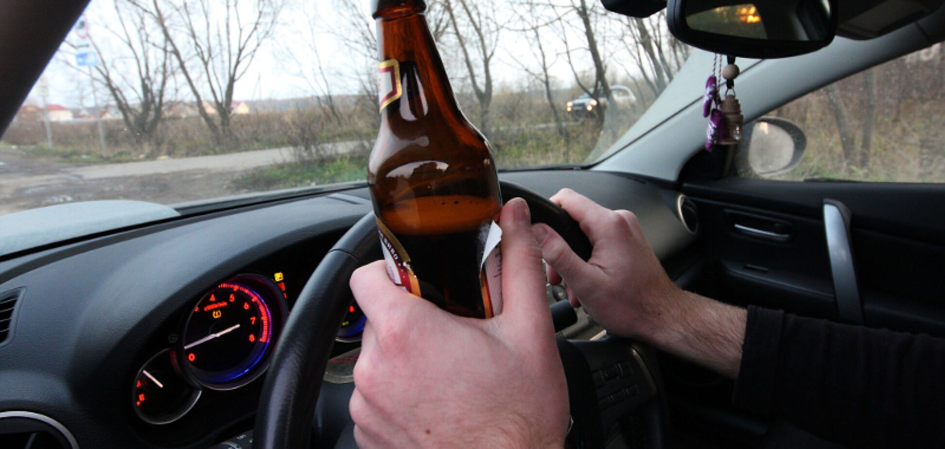 Водитель пьет за рулем. Пиво за рулем. Выпиваем в машине.