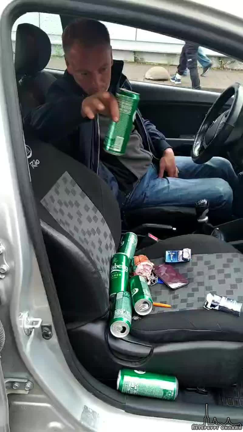 Пью пиво в машине
