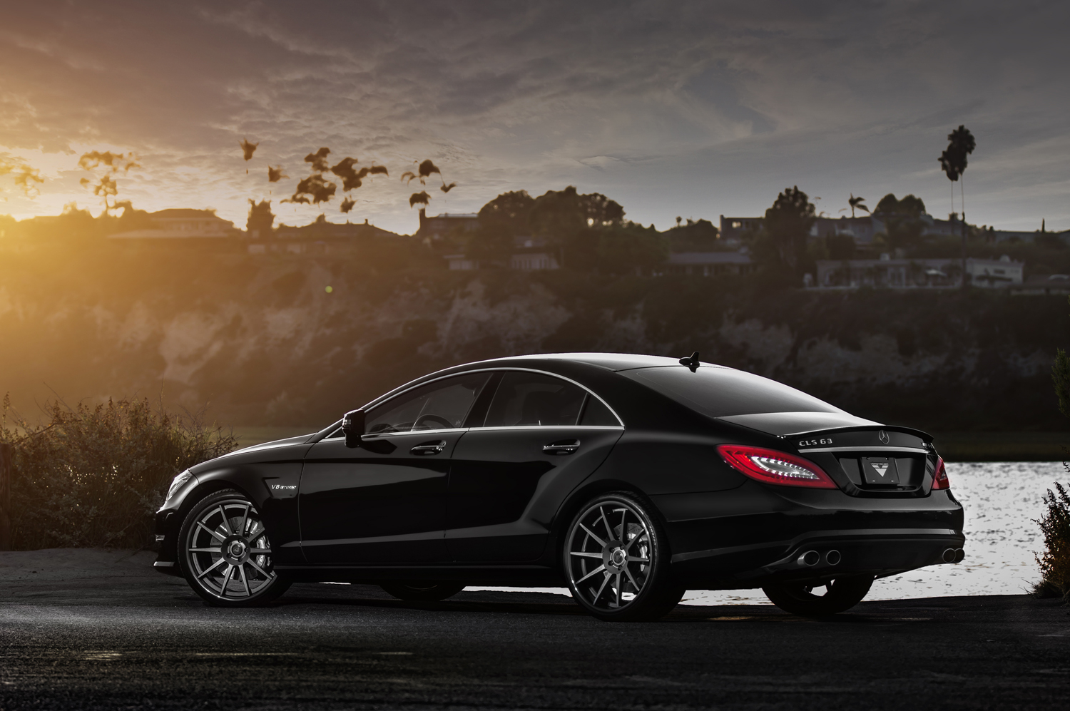 Mercedes Benz CLS 63 AMG ночью