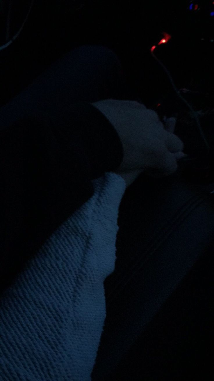 Фото руки девушки в темноте