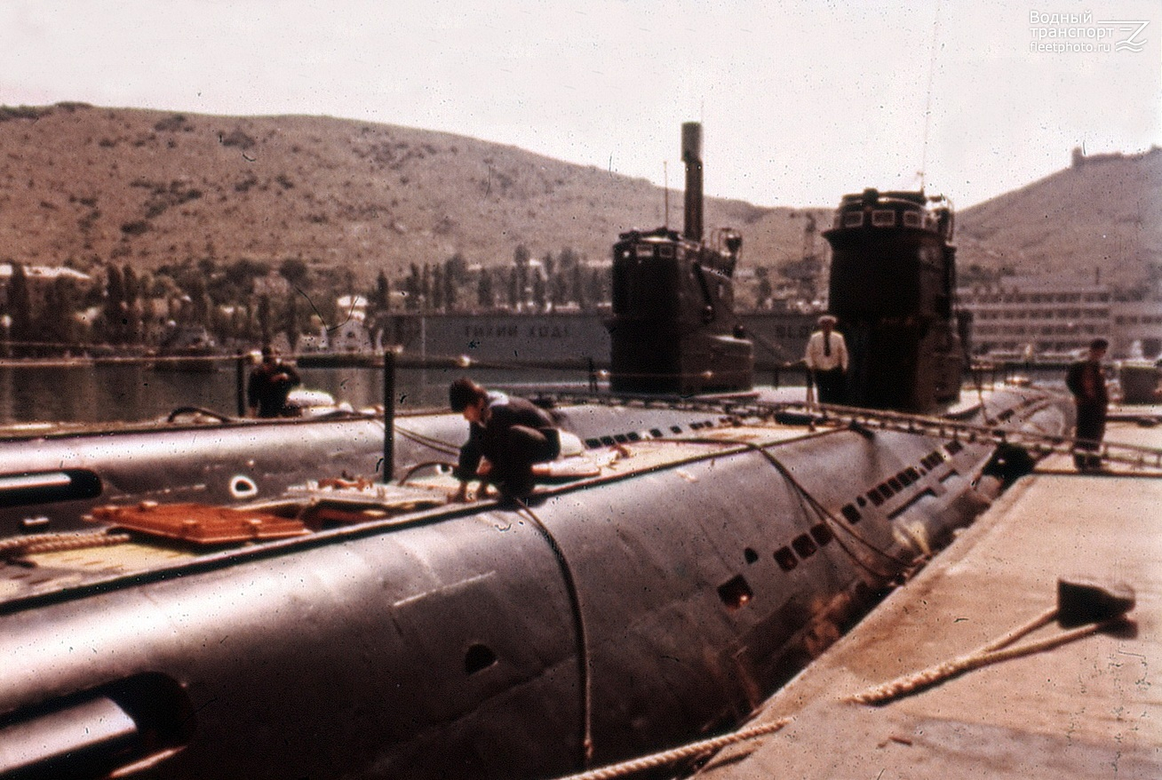 Черноморский подводный флот. Пл проект 613 в Балаклаве. Балаклава база подводных лодок СССР. Подводная лодка пр 613. Дизельная подводная лодка проекта 613.