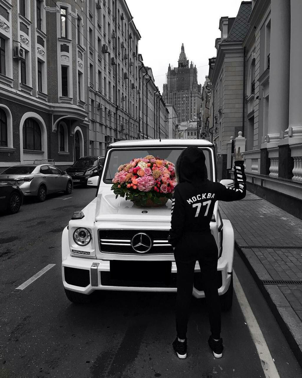 Девочка любишь черный мерс мерс песня. Мерседес Гелик. С цветами возле машины. Цветы в ГЕЛИКЕ. Парень машина цветы.