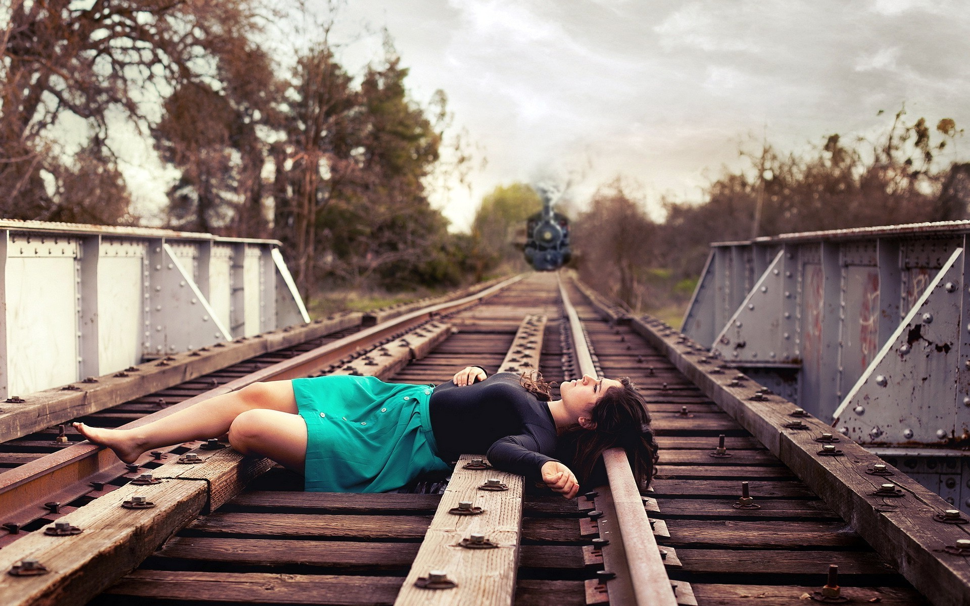 Фото на железнодорожном мосту девушки идеи