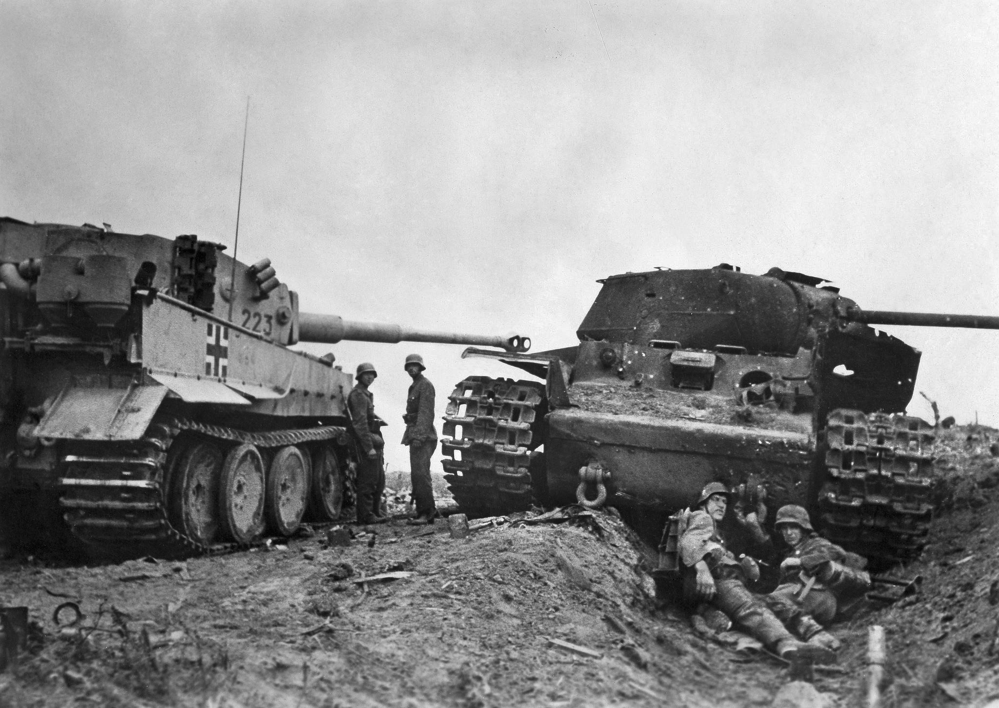 Немецкие танки против. Подбитый кв-1. Немецкий танк тигр против т-34. Танк тигр т6 подбитый. Подбитый танк Германии тигр.