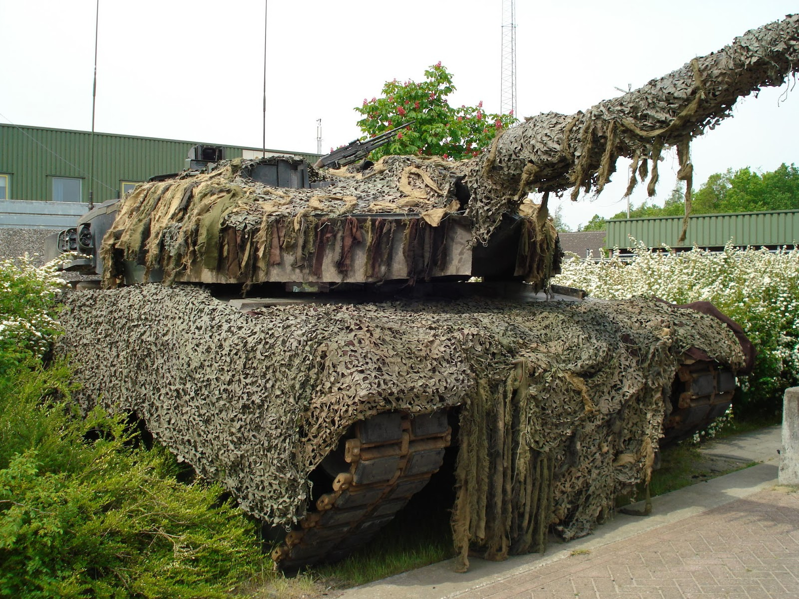 Замаскированный 2. Замаскированный танк т80. Леопард 2 а4 с маскировочной сетью. Маскировочный комплект танка т90. Танк зима маскировочная сеть.
