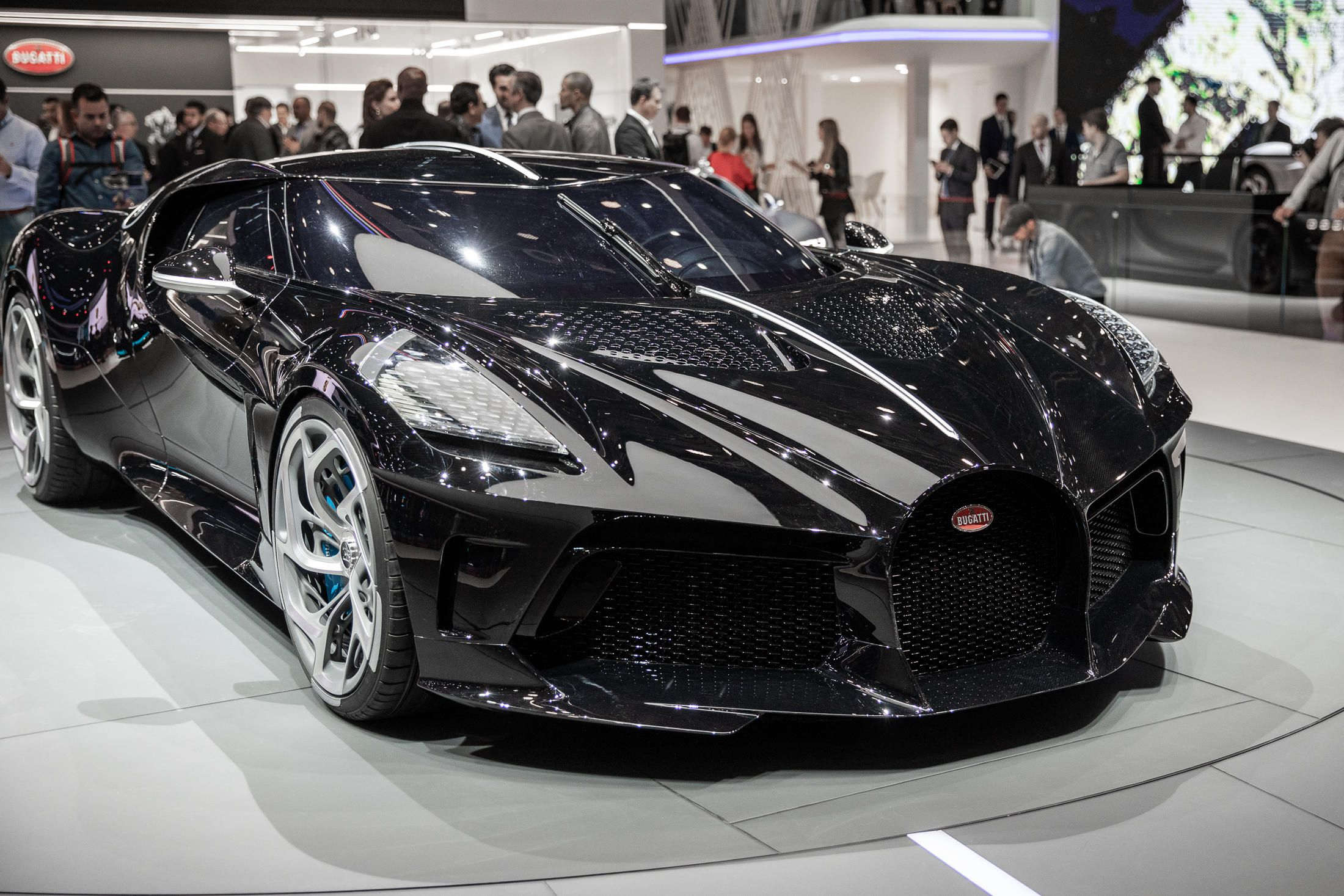 Самые дорогие машины в мире 2024 цены. Бугатти 2020 Нойре. Бугатти Bugatti la voiture noire. Самая дорогая машина Бугатти. Бугатти за 1000000000.