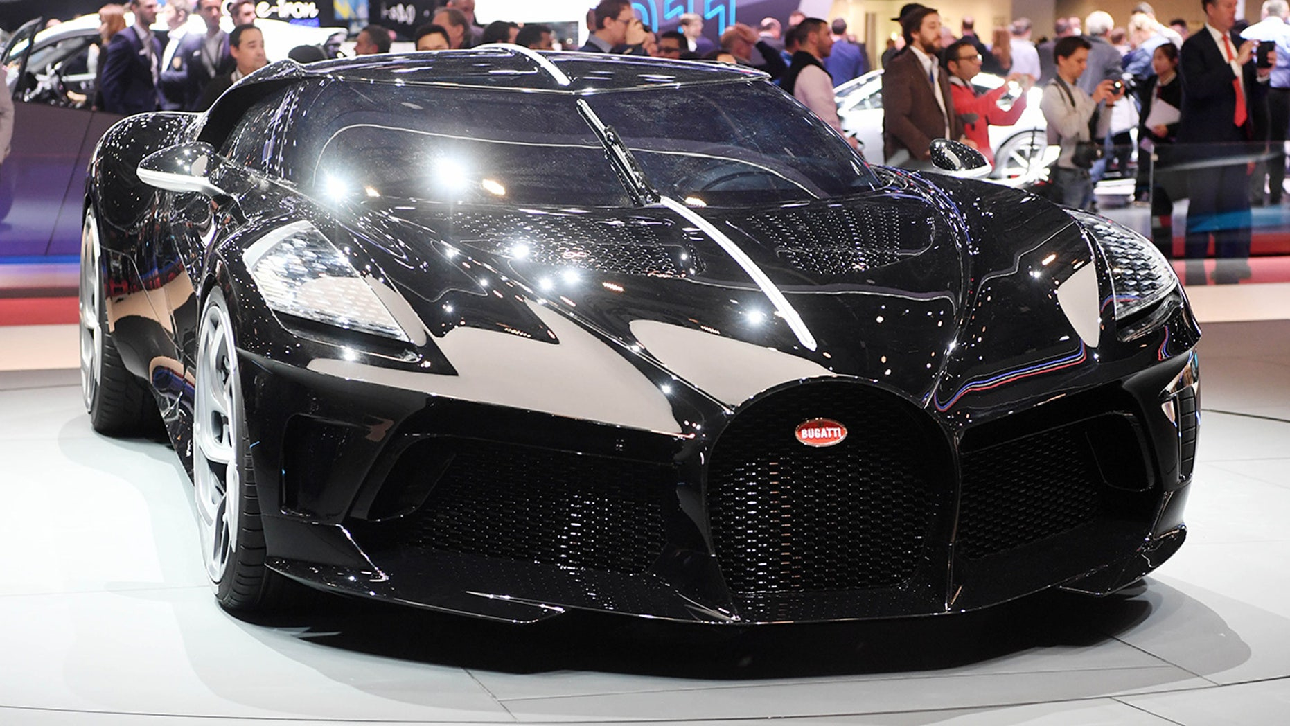 Самая дорогая машина в мире 2024 цена. Машина Bugatti la voiture noire. Бугатти Bugatti la voiture noire. Бугатти 1000000. Бугатти за 11 млн евро.