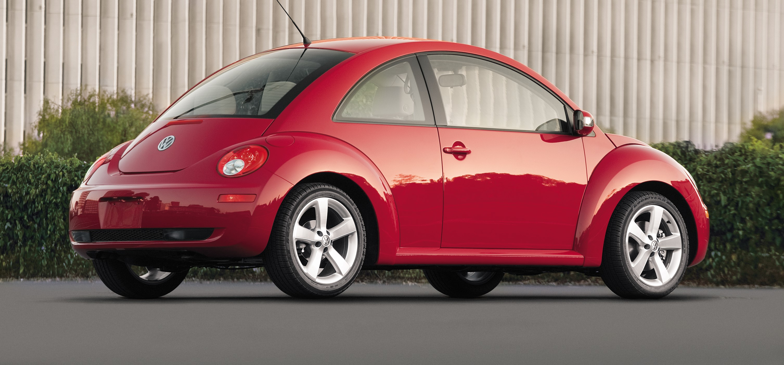 Купить машину круглое. Фольксваген Битл 2006. Фольксваген Битл 2010. Фольксваген Жук Нью Битл. Volkswagen New Beetle 1 поколение.