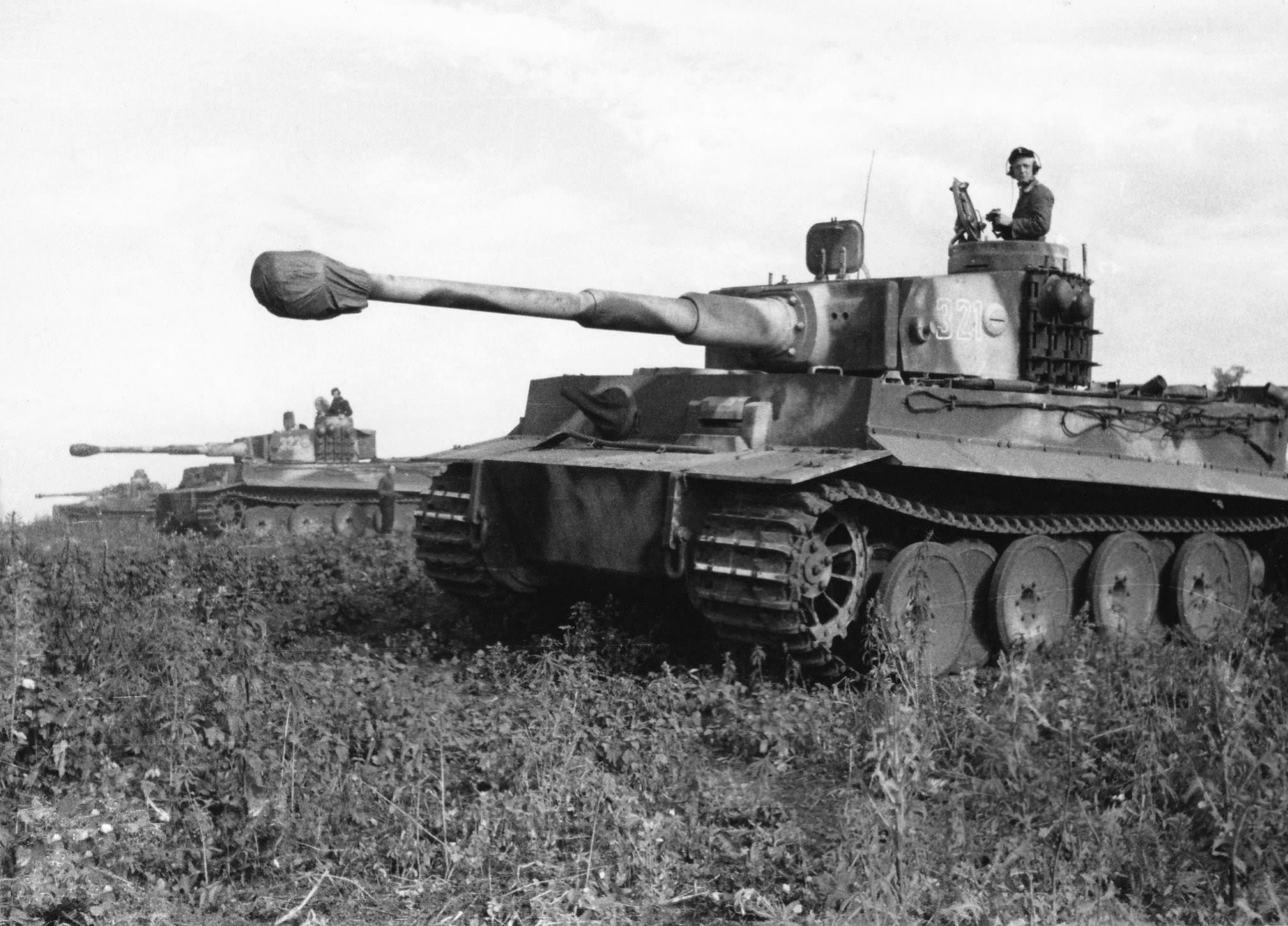 Немецкие танки курская. Танк тигр 1943 Курская дуга. Немецкий танк тигр Курская битва. Немецкий танк тигр в 1943.