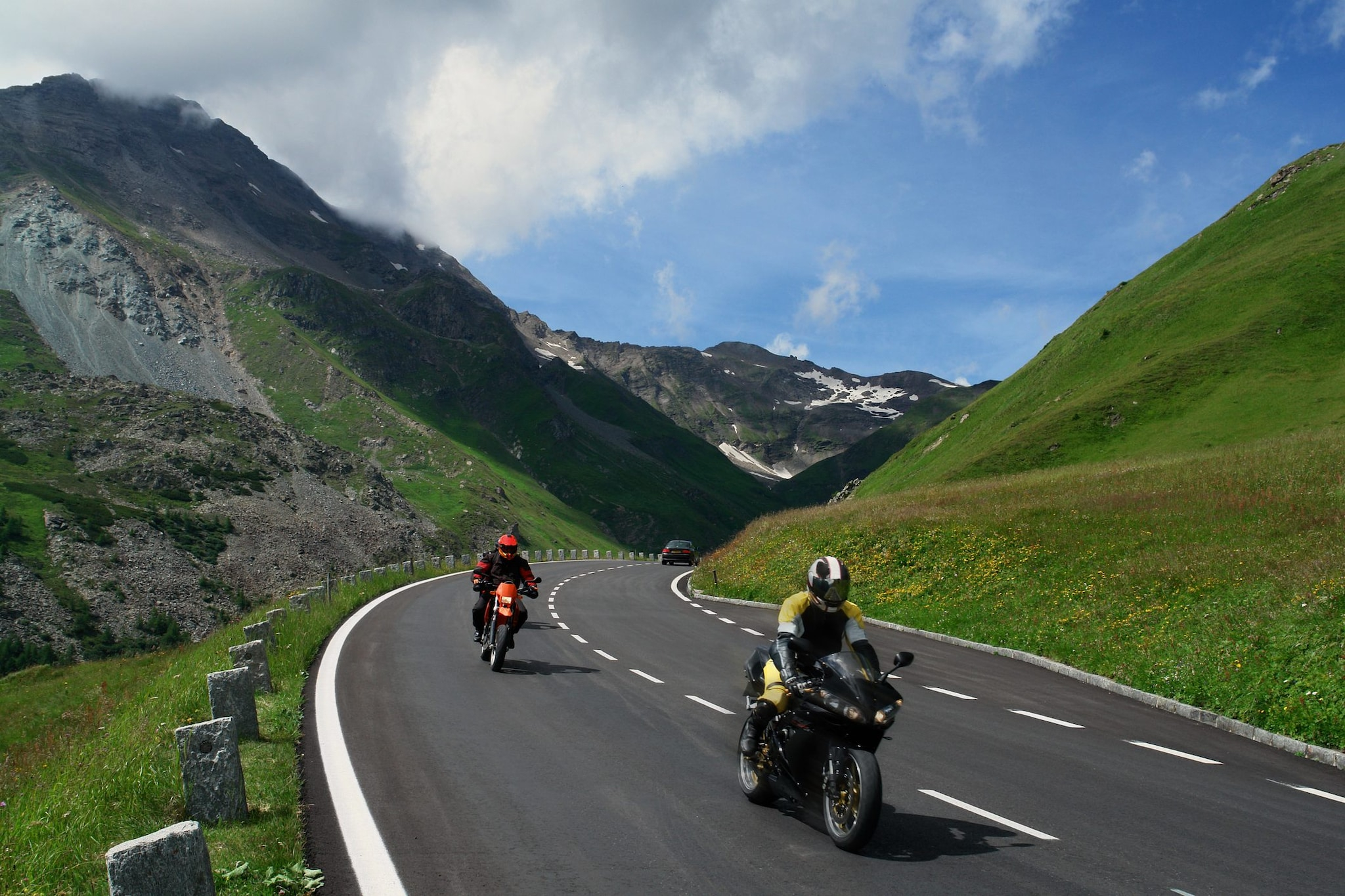 Мотоцикл едет по дороге. Мотоцикл на дороге. Байкер на дороге. Мотоцикл для путешествий. Дорога горы мотоцикл.