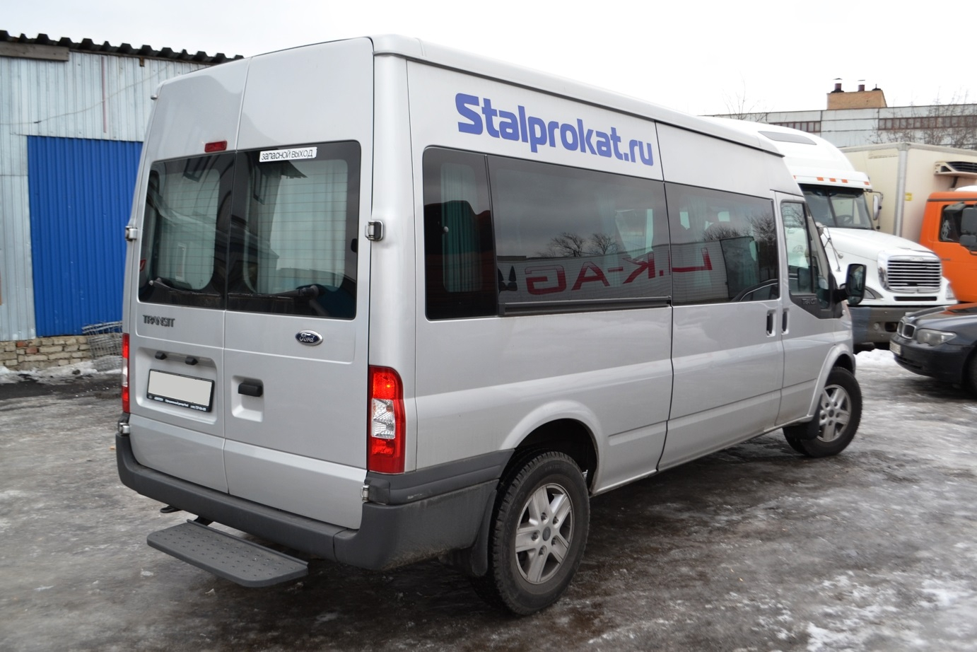 Микроавтобусы в днр. Ford Transit 2006 пассажирский. Ford Transit 2000 пассажирский. Форд Транзит пассажирский 8 мест. Ford Transit с285ас774.