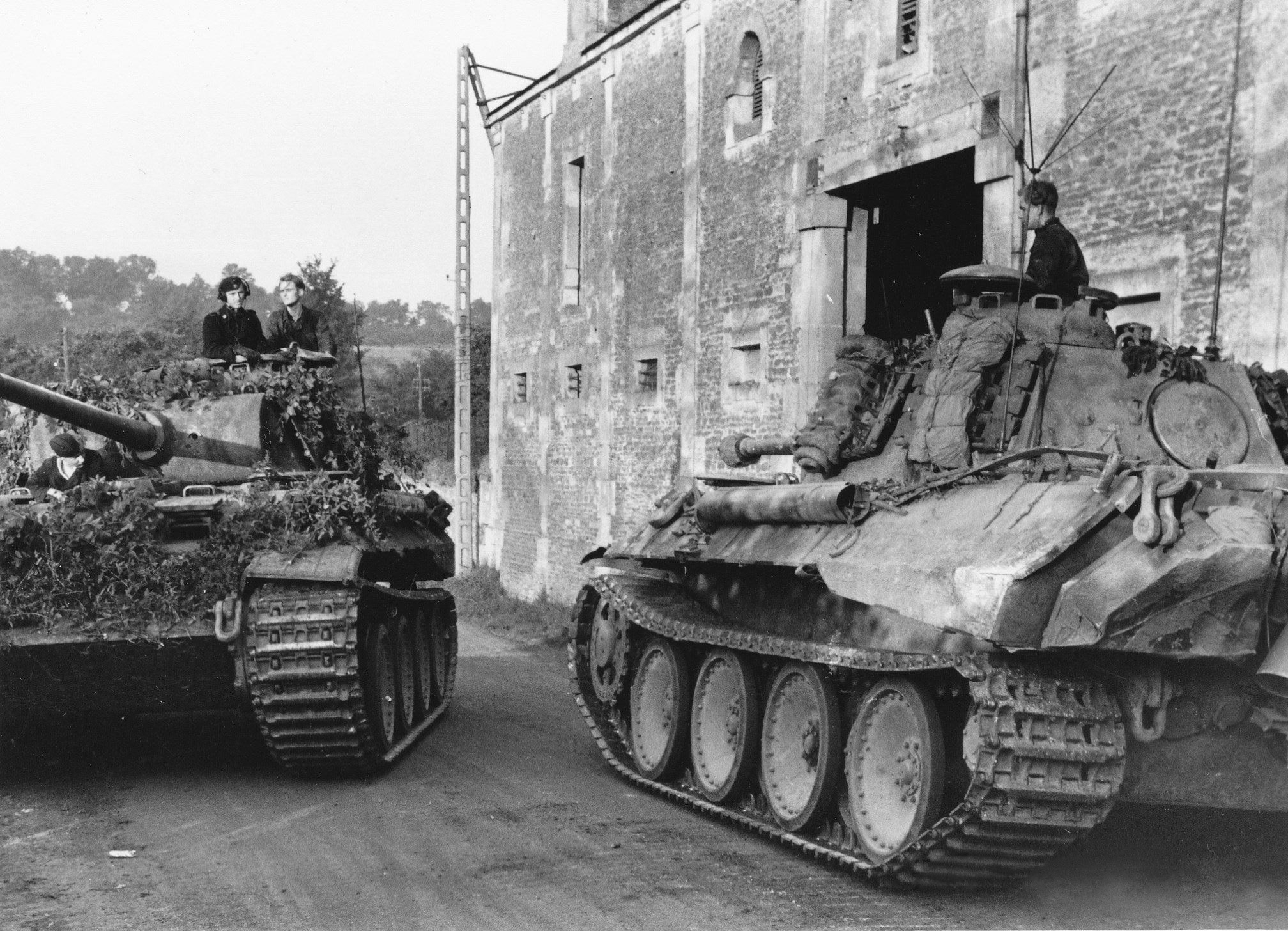 Ss tanks. Танк пантера в Нормандии 1944. Танк пантера дивизии СС. Немецкий танк пантера 2 мировой войны. Танк пантера вермахта.