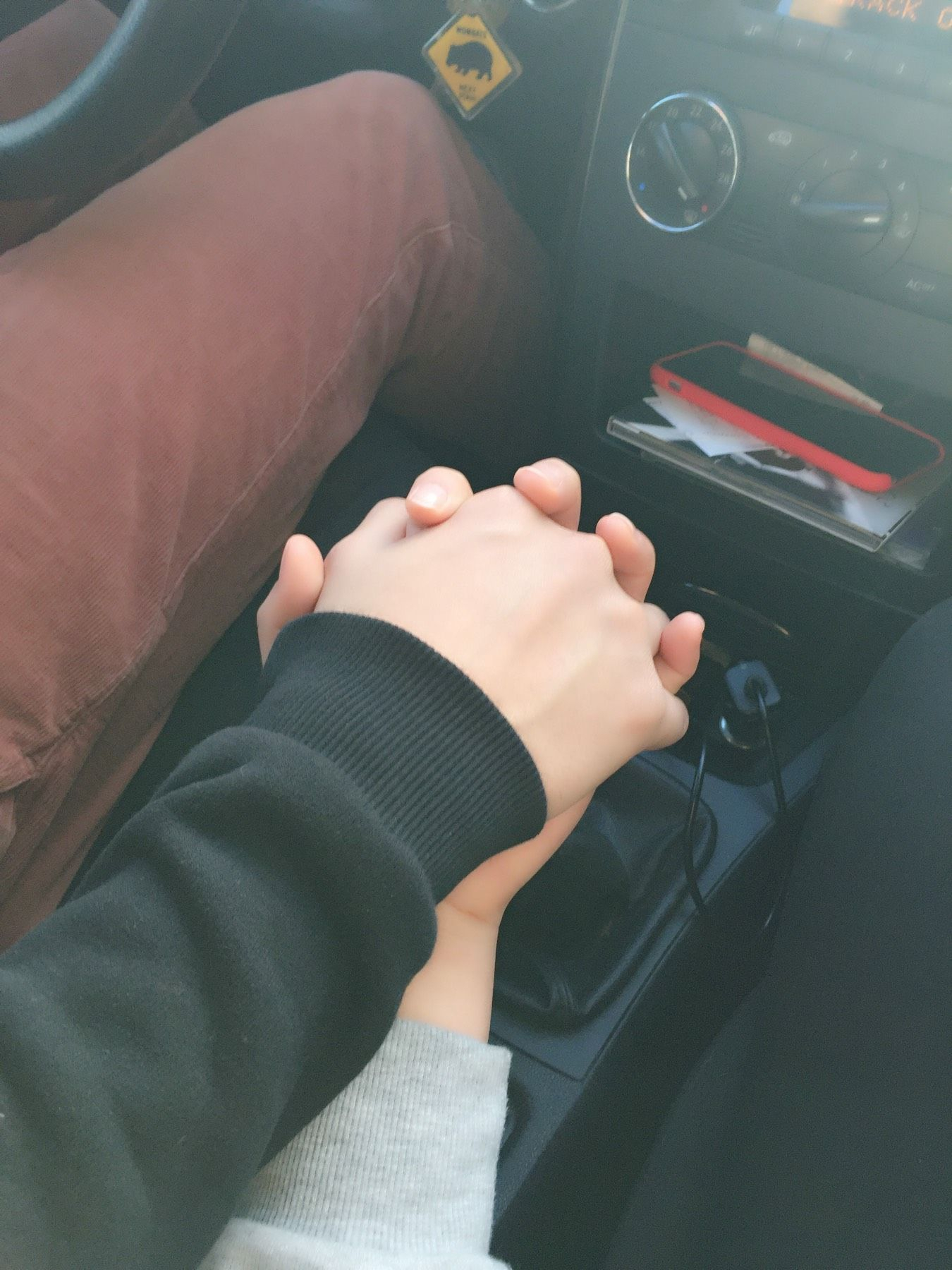 В машине парень и девушка держатся за руки без лиц фото