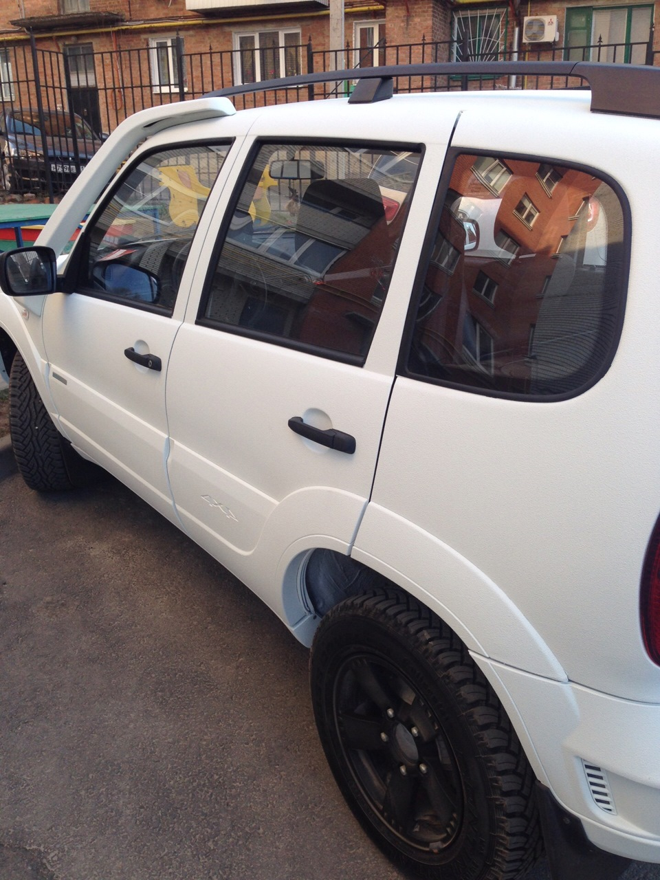 Niva Chevrolet в черном рапторе