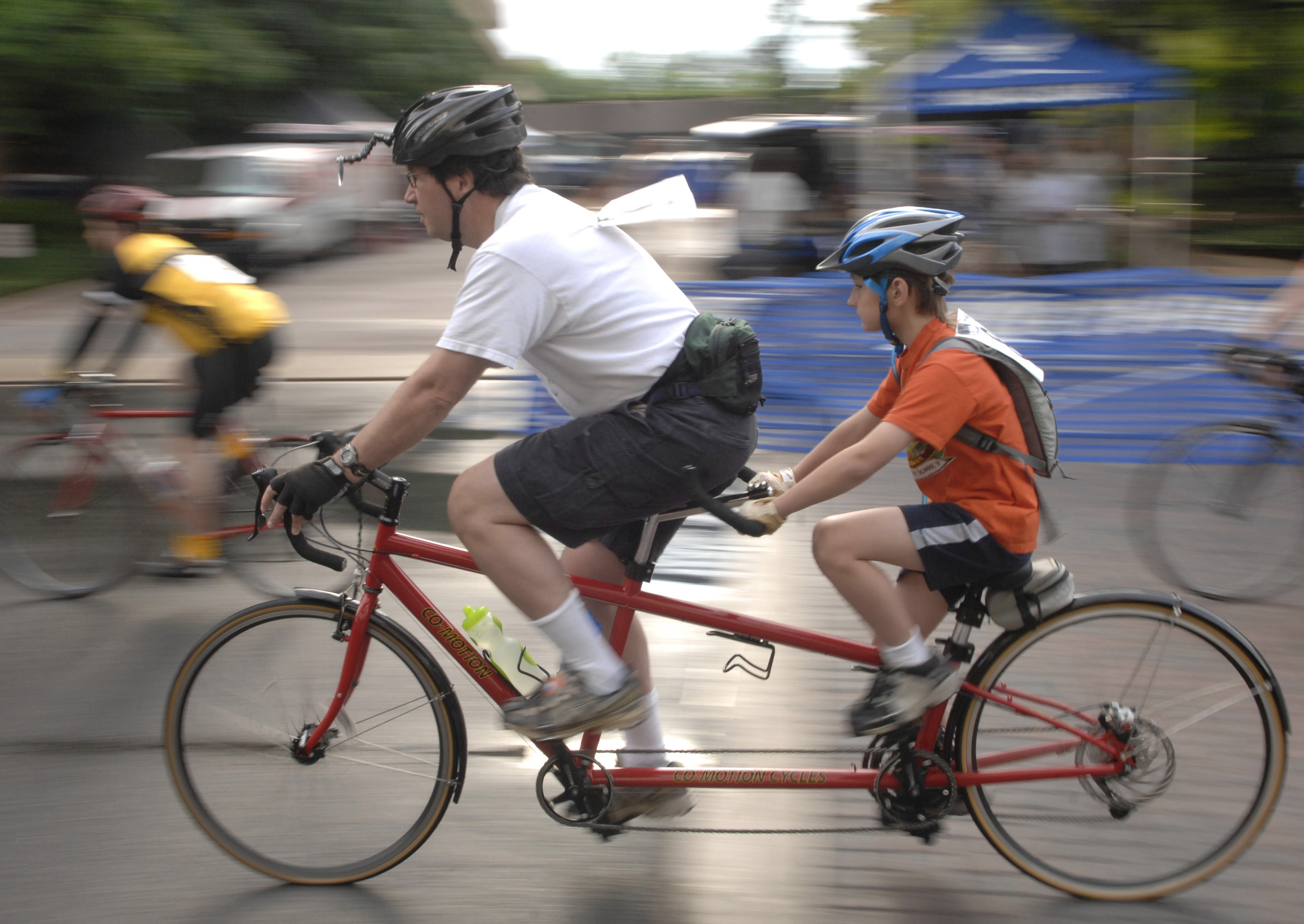 Cycling activities. Велосипед Тандем. Велосипедист Тандем. Велосипед Тандем спортивный. Двойной велосипед.