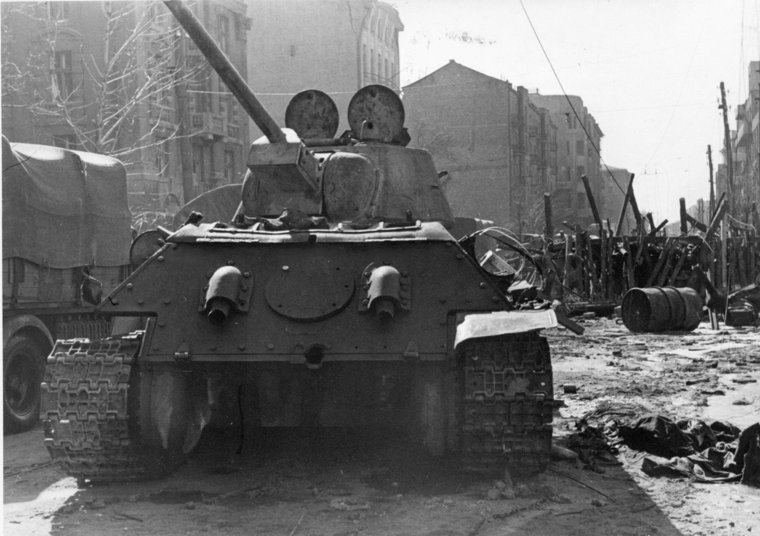 Советский танк 1943 года. Т-34 Харьков 1943. Т34 Харьков. Харьков 1943 год подбитый Советский танк. Т 34 76 1943 года.