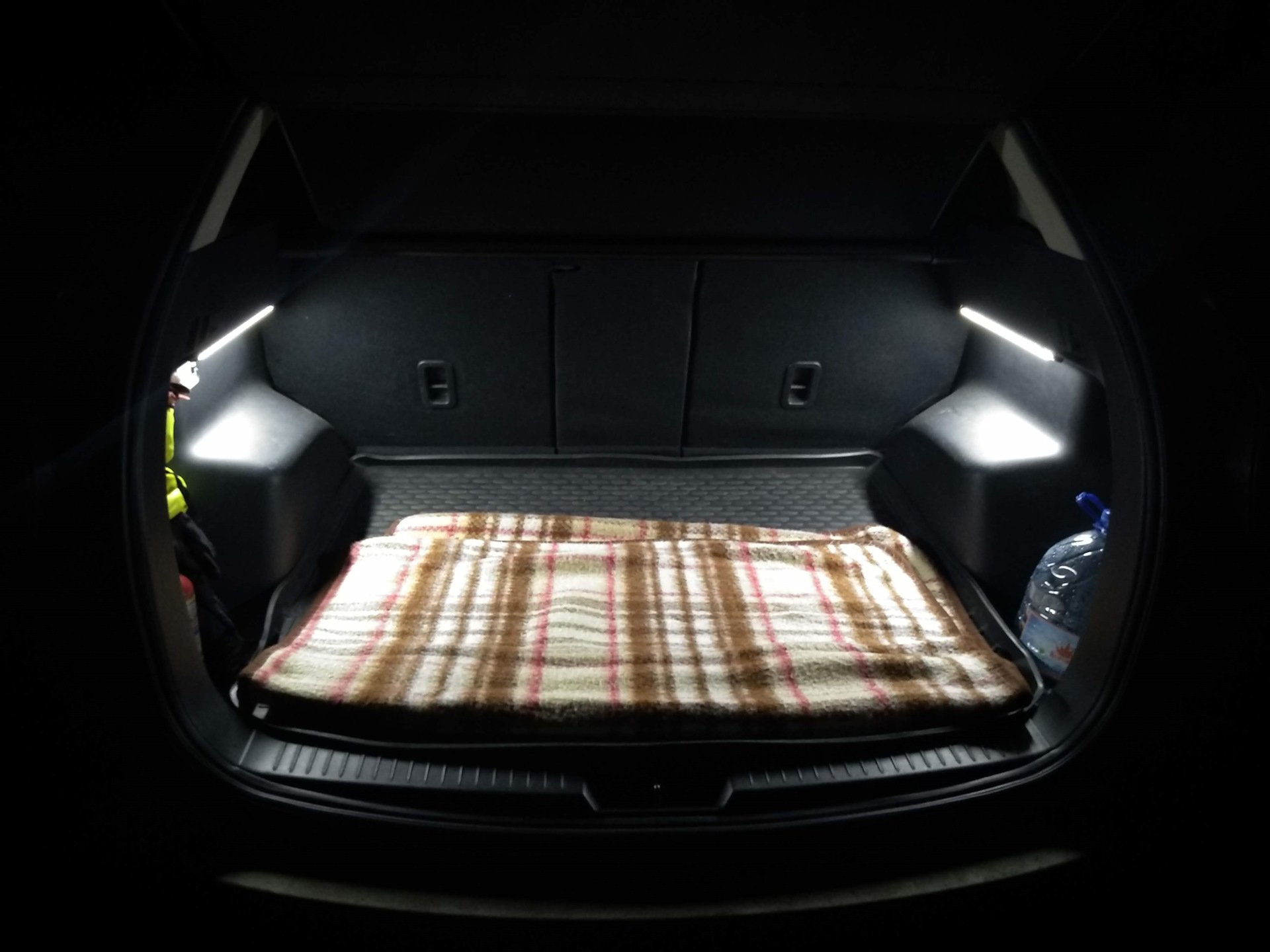 Подсветка мазда сх5. Подсветка в багажник на мазду СХ-5. Подсветка багажник Mazda CX-5. Подсветка багажника Mazda cx5 KF. Мазда сх5 комплектация багажника.