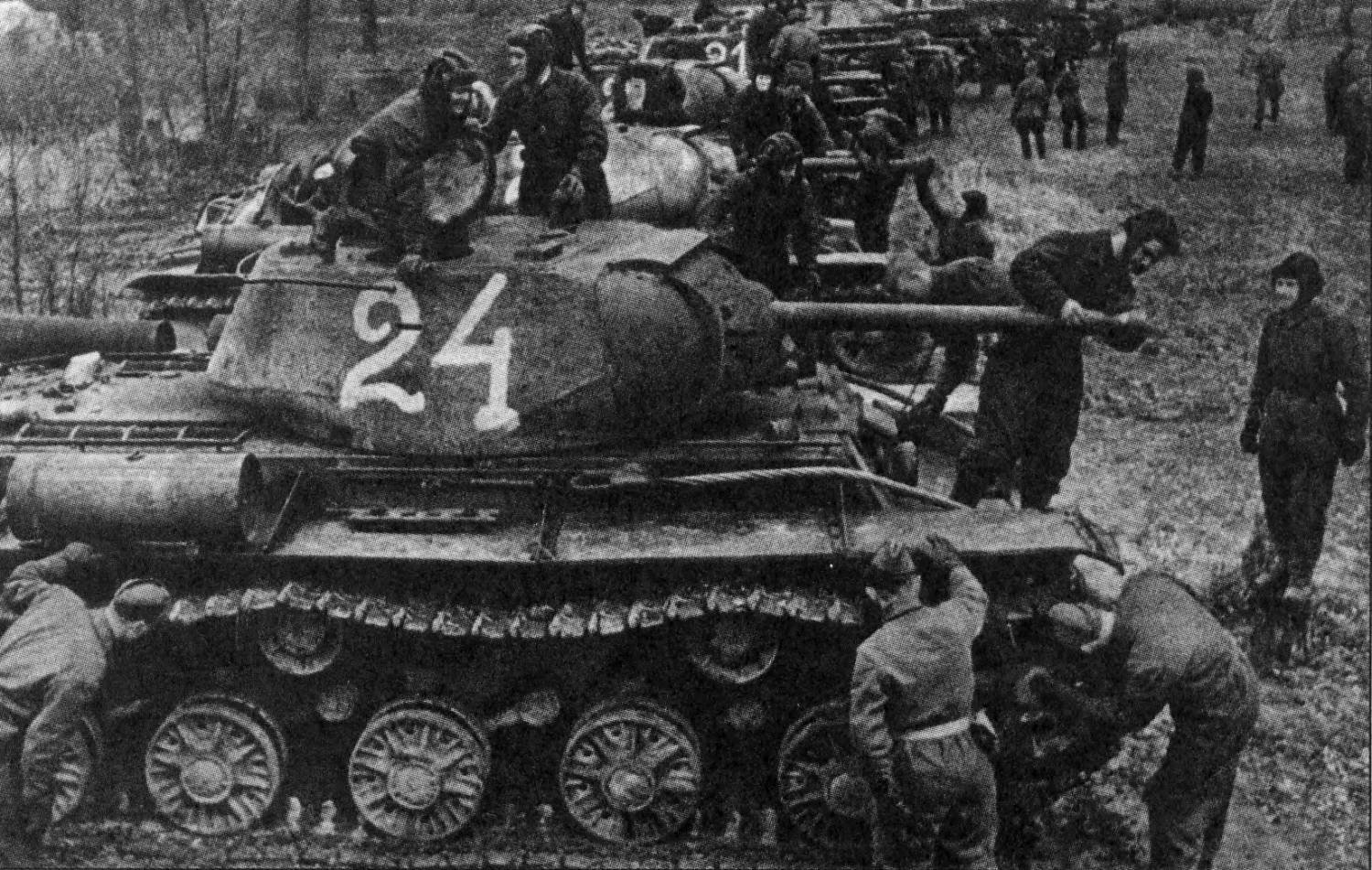 Советский танк 1943 года. Курская битва 1943. Экипаж танкового полка прорыва 1944 1945. Расстрелявший немецкую танковую колонну Советский танк кв-1c. Ис2 танк Курская дуга.