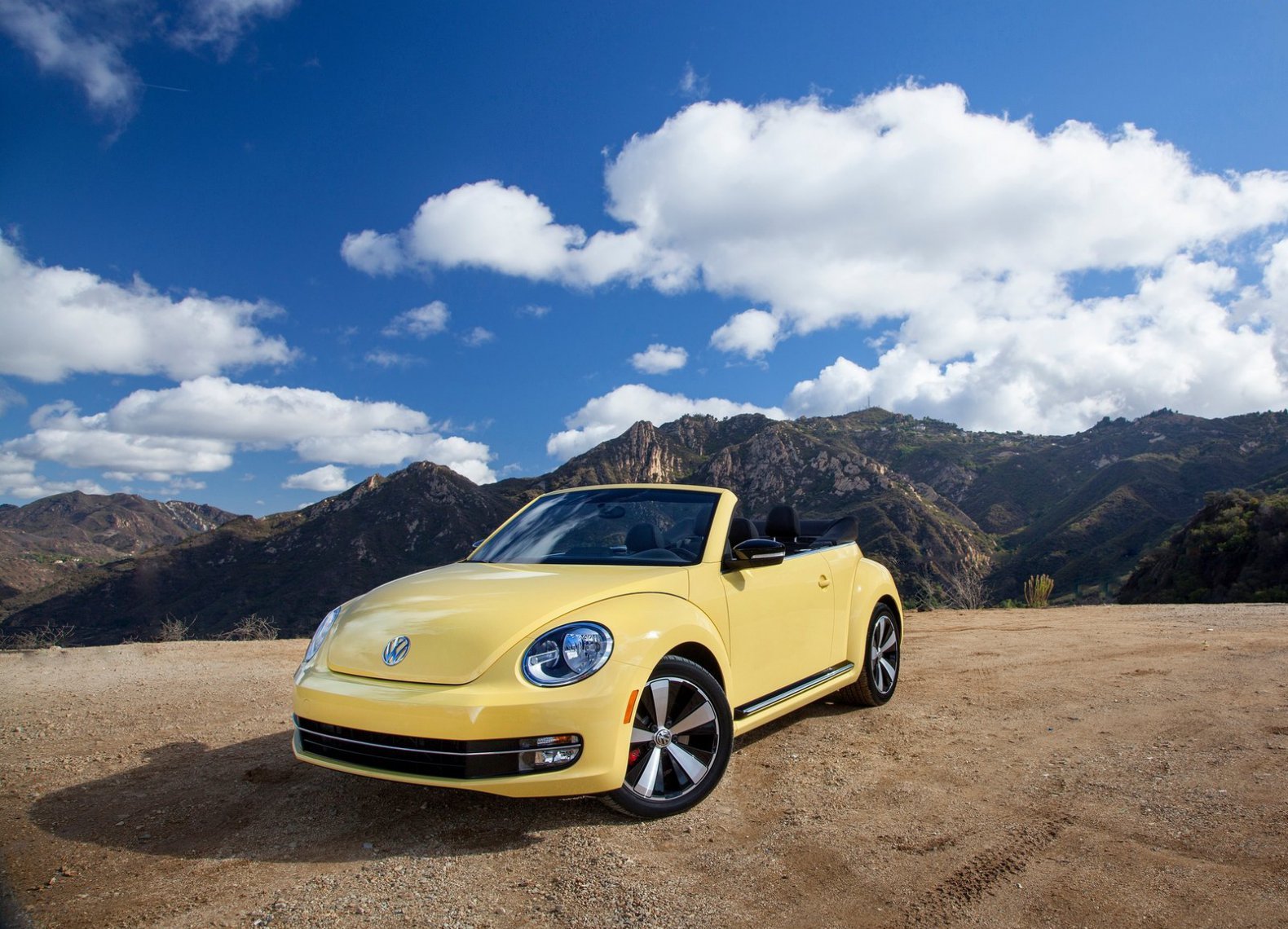 Volkswagen желтый. Volkswagen Beetle Convertible. Желтый Фольксваген Жук кабриолет. Volkswagen New Beetle Cabrio. Фольксваген кабриолет желтый.