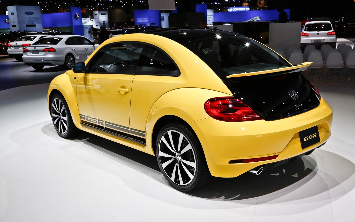 Volkswagen желтый. Фольксваген Битл желтый новый. Фольксваген Битл 2022. Новый Фольксваген Жук 2022. Volkswagen Жук желтый.