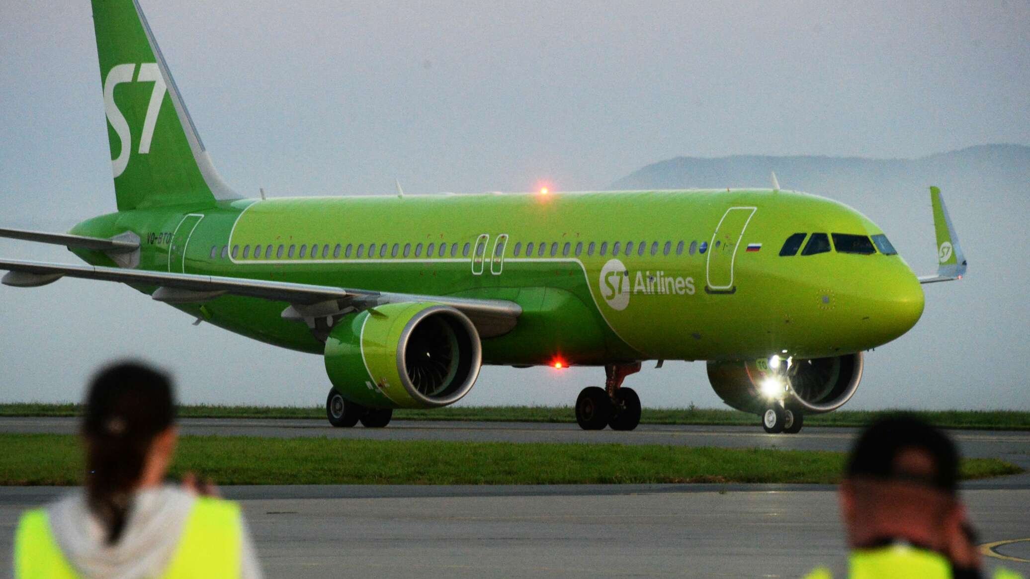 Авиарейс ургенч. A320 s7 Airlines Fenix. Airbus a320 s7. S7 Airlines 3046. Airbus a320 s7 в горах.