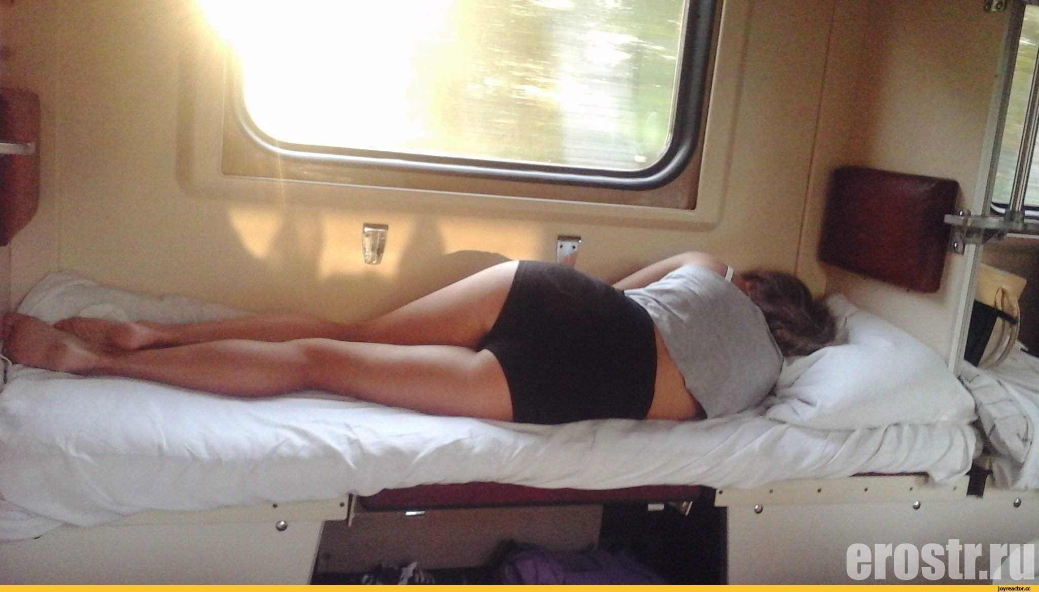 Подглядываю за спящей мамой. Красотки в поезде. Красивые девушки в поезде. Девушки в плацкарте.